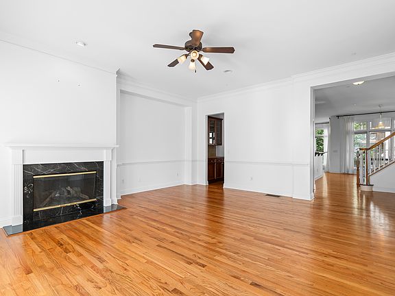 4th image of 312 Creekbank Way SE