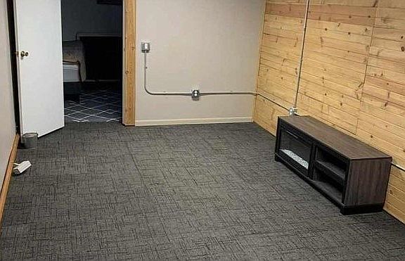 5th image of 8001 Hickory Ln