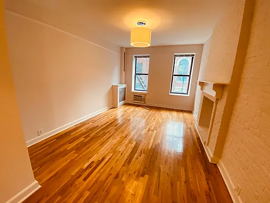 Rented by Metropolis Real Estate of Manhattan | media 12