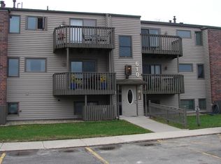 610 Briarstone Dr #B-13, Mason City, IA 50401