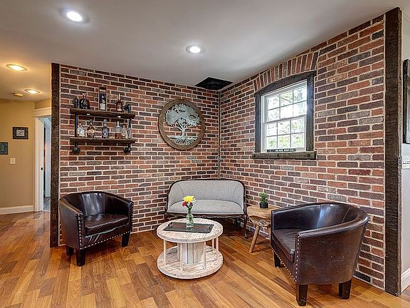 Sitting area off kitchen