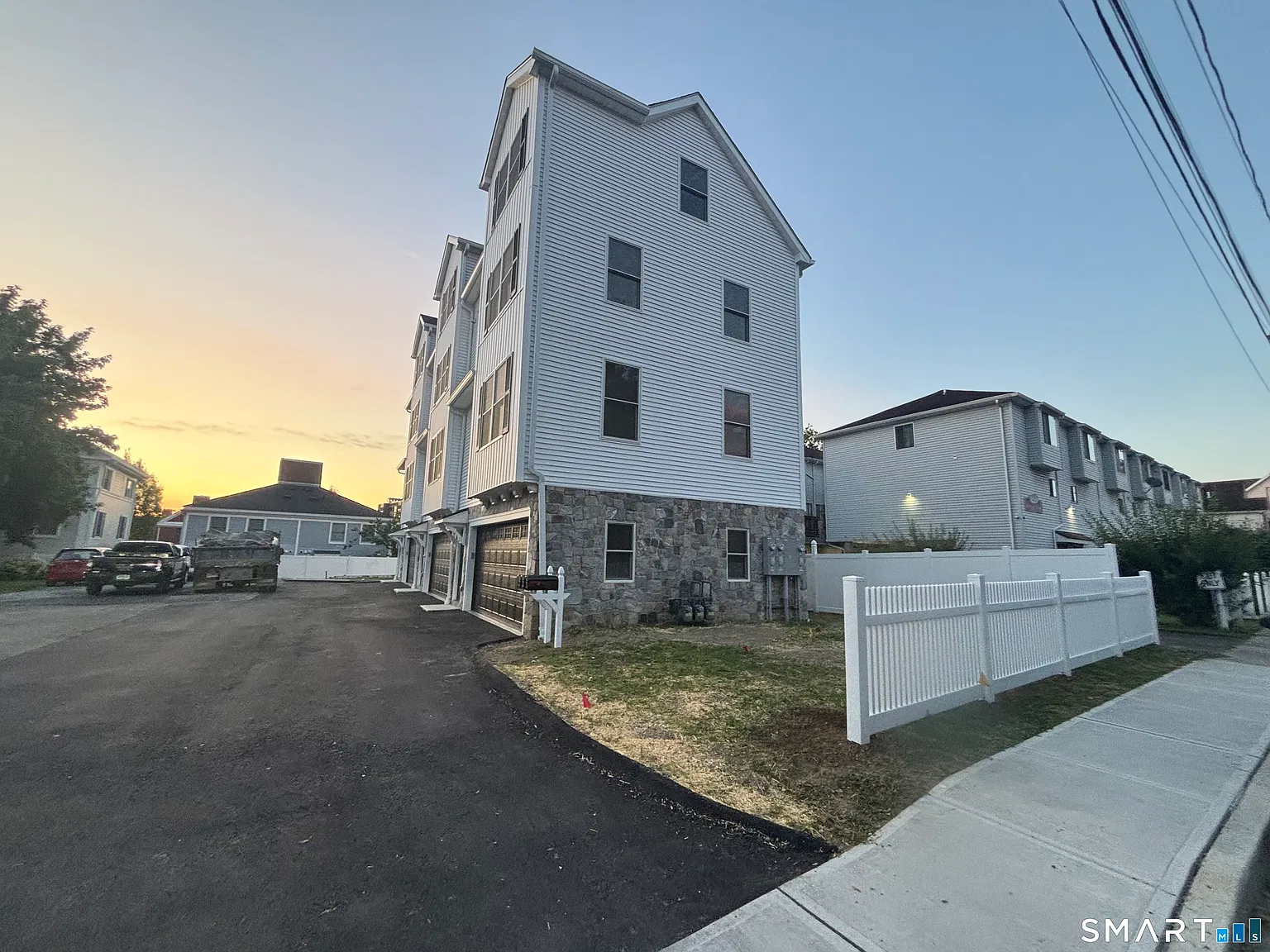 3 bed, 2.5 bath, 2100 sqft, $4,350 — Photo 3