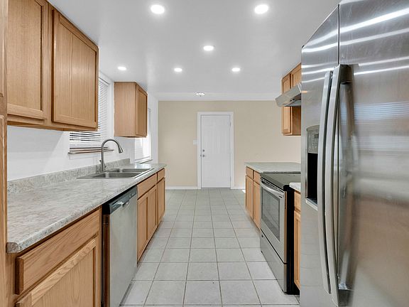 4th image of 1950 Camelot Dr #1