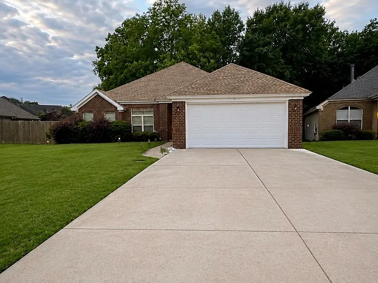 705 Evanwood Dr — Photo 1