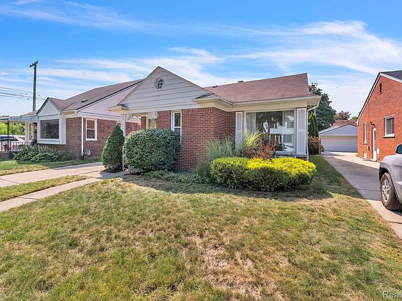 3rd image of 141 Robindale Ave