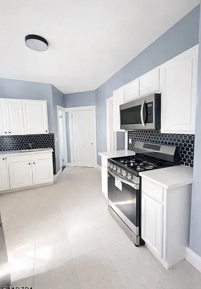 204 Demott Ave — Photo 6