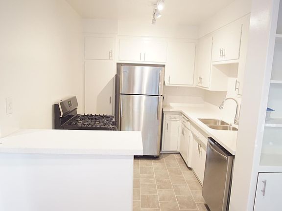 3rd image of 10584 Santa Monica Blvd APT 109