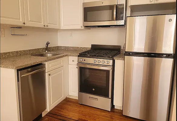 Rented by Manhattan Realty Group | media 4