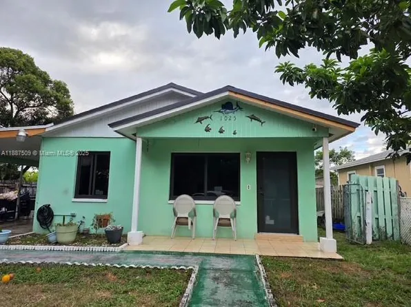1025 Selkirk St, West Palm Beach, FL 33405