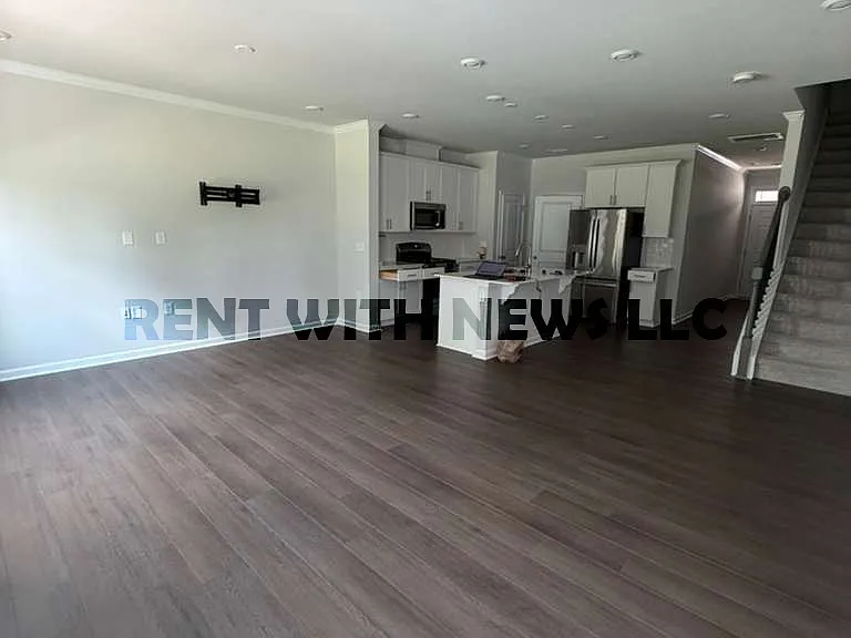 282 Paramount Dr — Photo 2