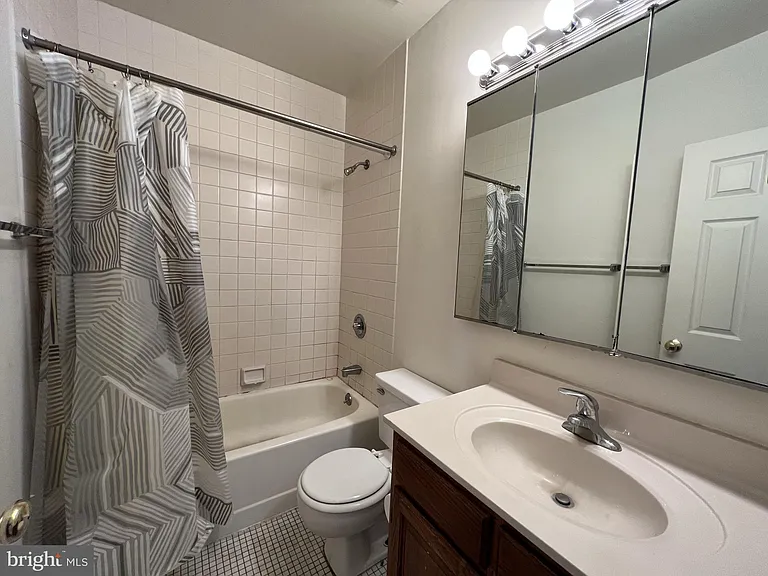 2030 Walnut St — Photo 9
