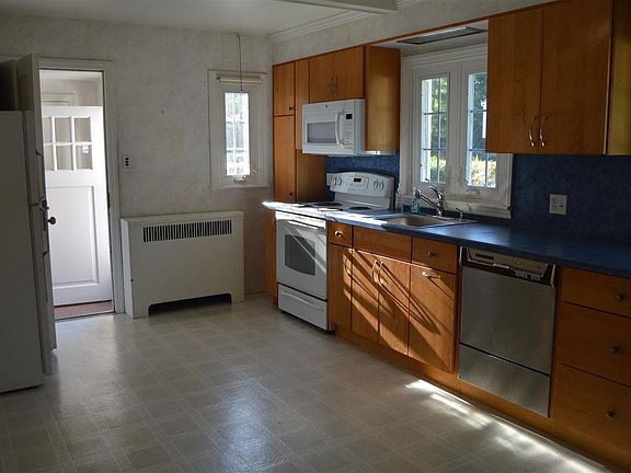 2nd image of 8 Fairlawn Ln