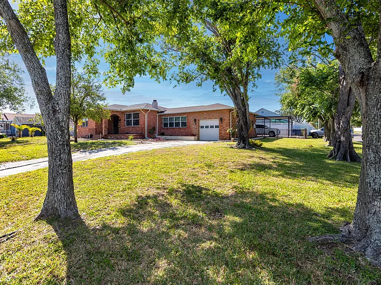 2524 W Leroy St — Photo 29