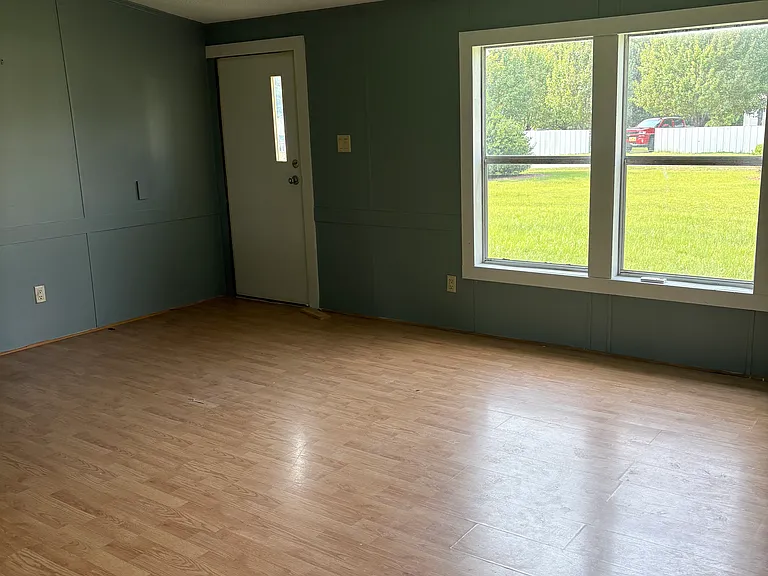47 Fairfield Dr W — Photo 2