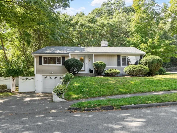 1 Standish Rd, Lynnfield, MA 01940