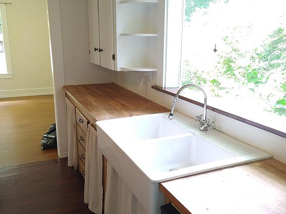 Nice light and view + dishwasher!