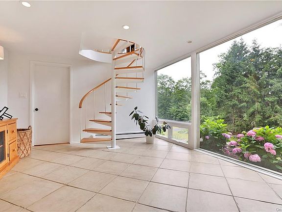 4th image of 9 Round Hill Rd