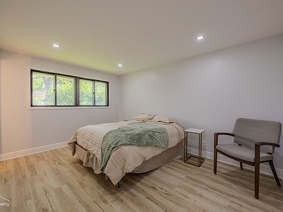 4th image of 631 W Weathersfield Way