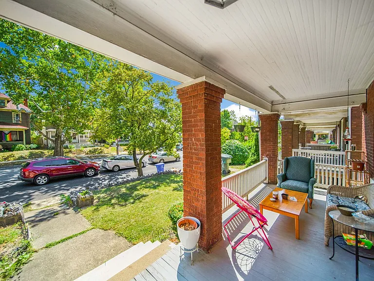 2405 Summit St — Photo 4