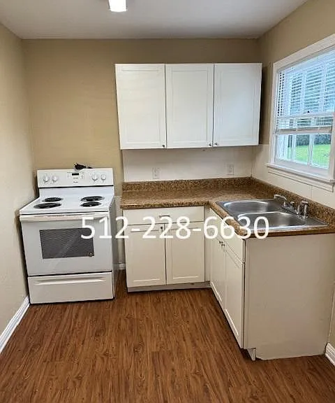 704 Stetson Ave — Photo 1