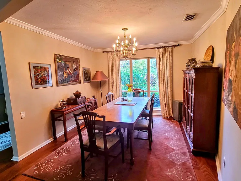 Intimate formal dining for six. Garden View.