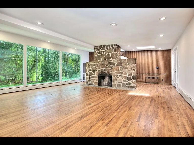 208 Bayberry Ln — Photo 2