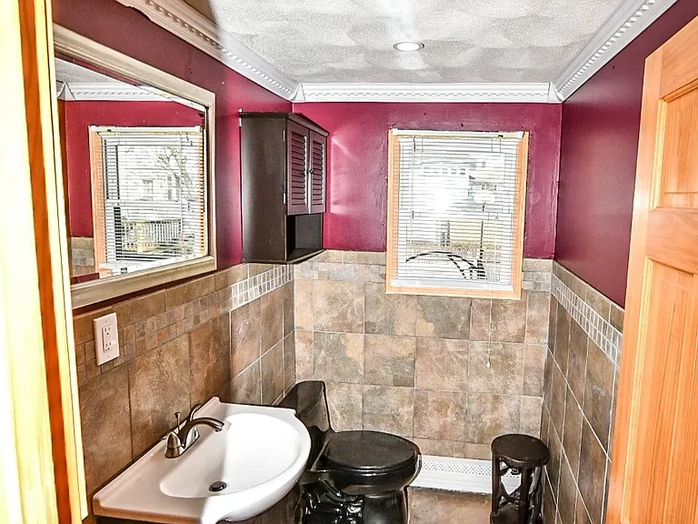 188 Middlesex Ave — Photo 5