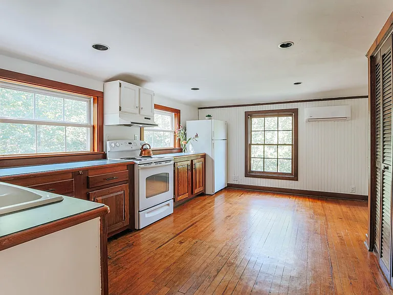 860 Elizabeth Ln — Photo 9