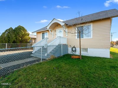 419 W 3rd St, Wapato, WA, 98951