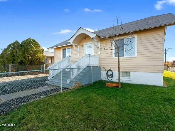 419 W 3rd St, Wapato, WA 98951