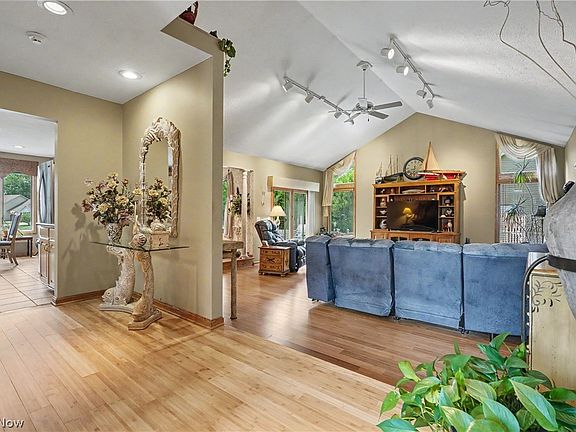 4th image of 40 W Maple Dr
