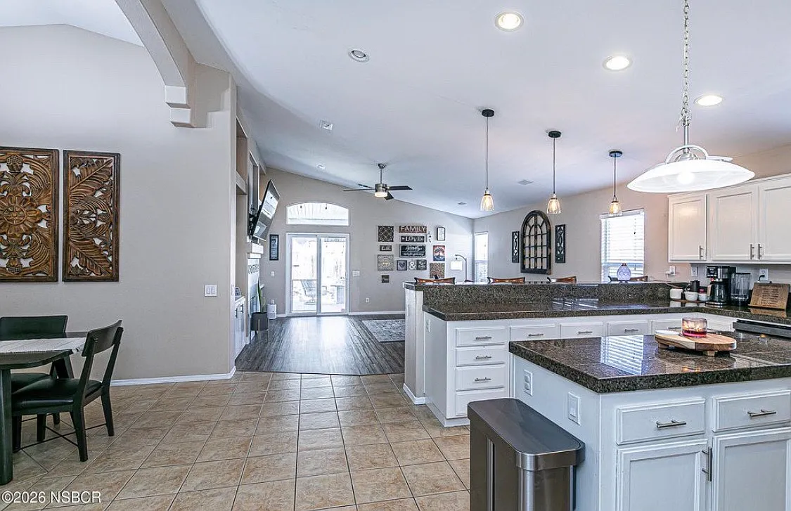 5 bed, 2212 sqft, $5,200 — Photo 4