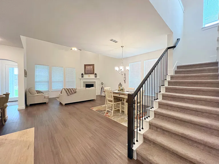 2410 Doncaster Dr — Photo 3