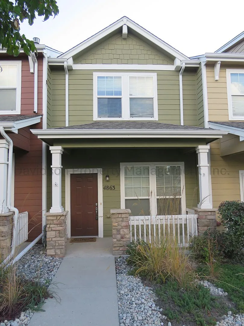 Beautiful 2 Bedroom Townhouse in Southeast Colorado Springs — Photo 1