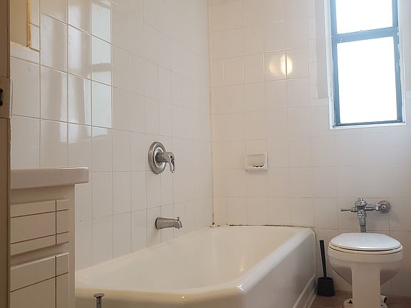5th image of 195 Bennett Ave APT 2B