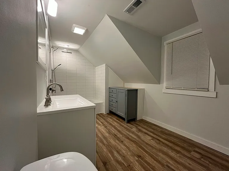 2nd Floor Full Bath