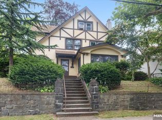 596 Hillside St, Ridgefield, NJ 07657
