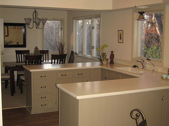Open space plan between Kitchen and dining areas