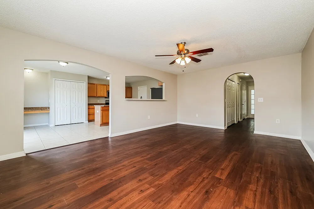 4 bed, 2.5 bath, 1926 sqft, $2,745 — Photo 4