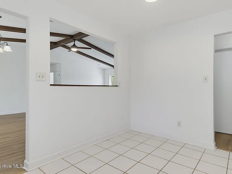 305 W Willowood Ln — Photo 5