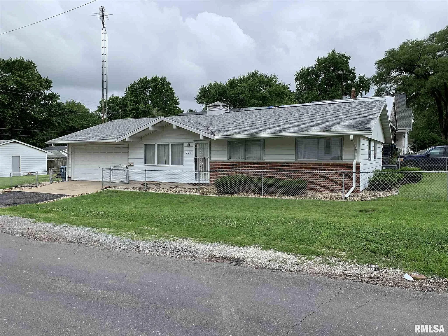 729 E Ridgely Ave photo 1