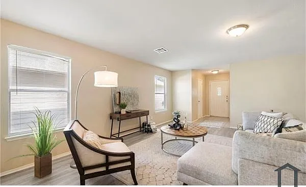 4 bed, 2200 sqft, $3,500 — Photo 3