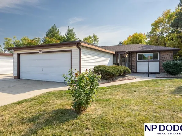 2109 Sandstone Rd, Lincoln, NE 68512
