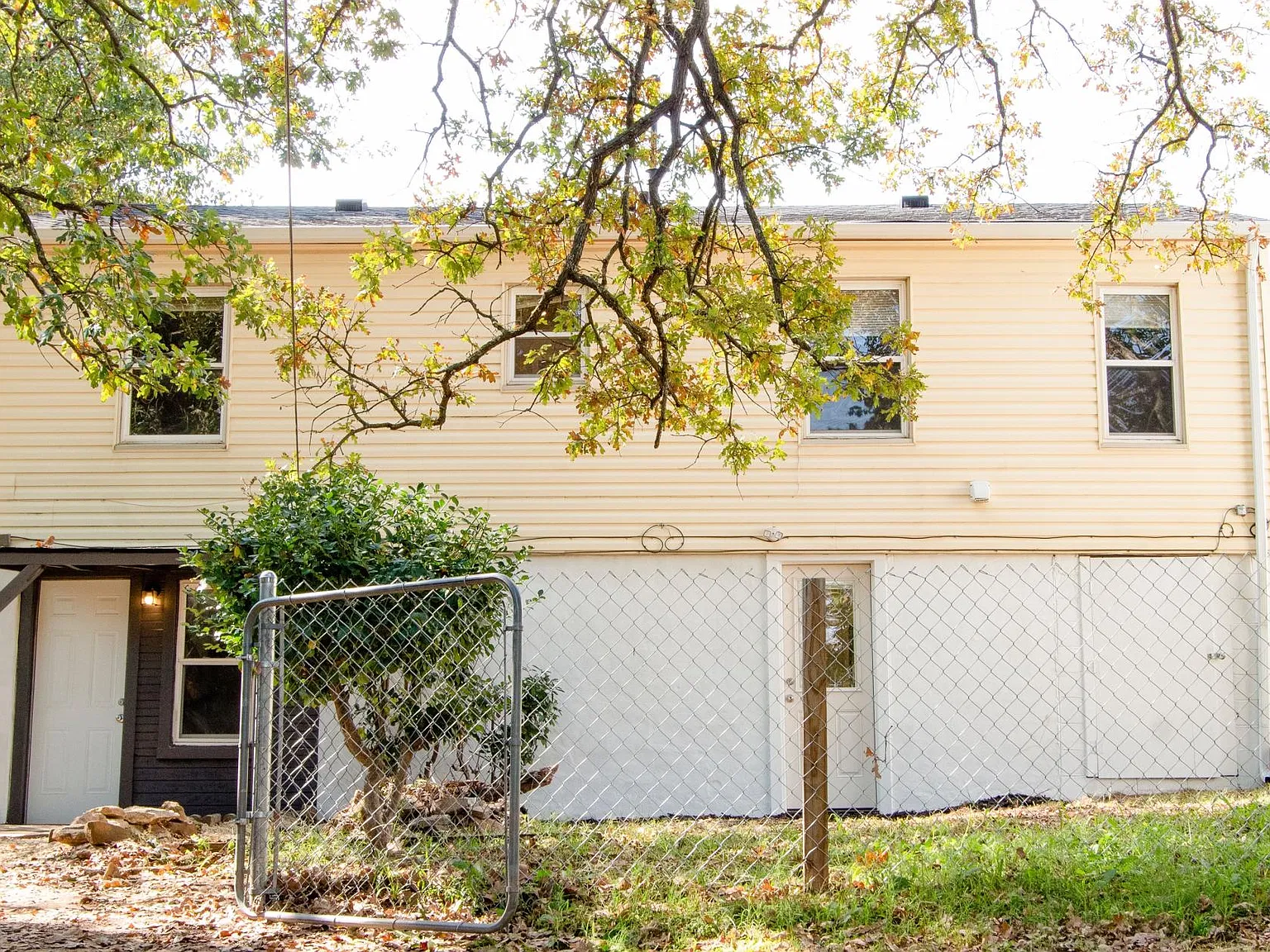 905 N Wilson Ave — Photo 3