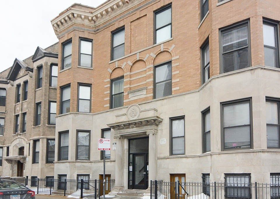 1st image of 900 W Montrose Ave APT 3