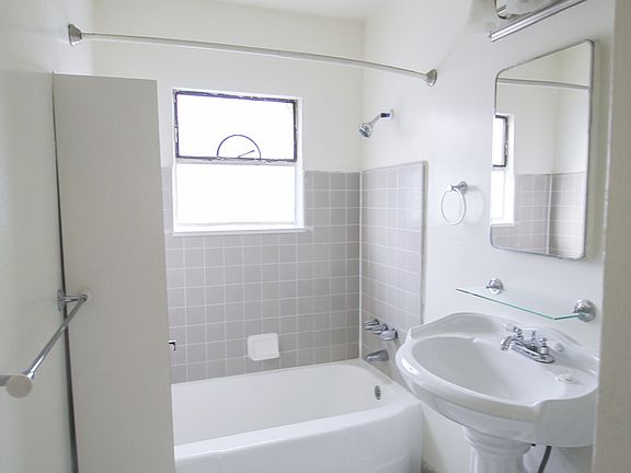 4th image of 8316 Blackburn Ave #8320