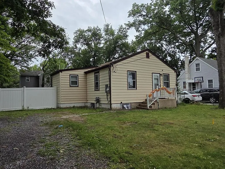 61 Cooney Ave — Photo 2
