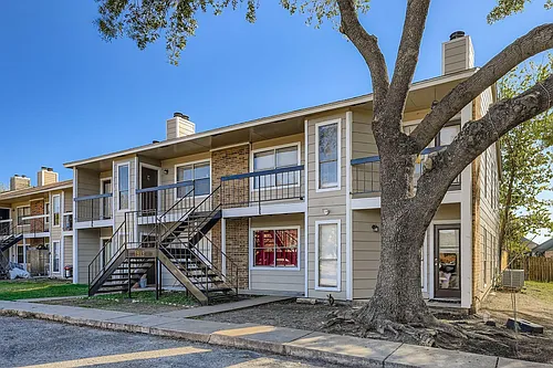 1913 W Loop #C Photo 1
