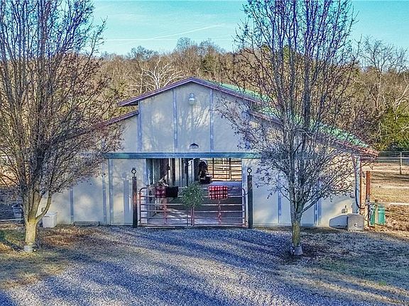 3rd image of 646 Longview Rd