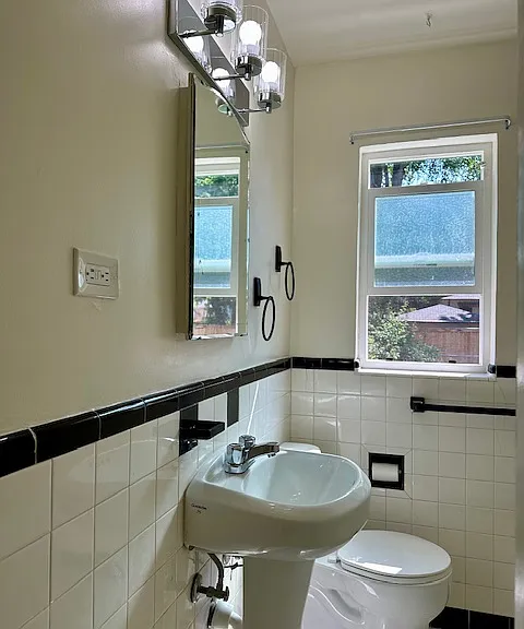 Bathroom 6'6" x 7'6"
